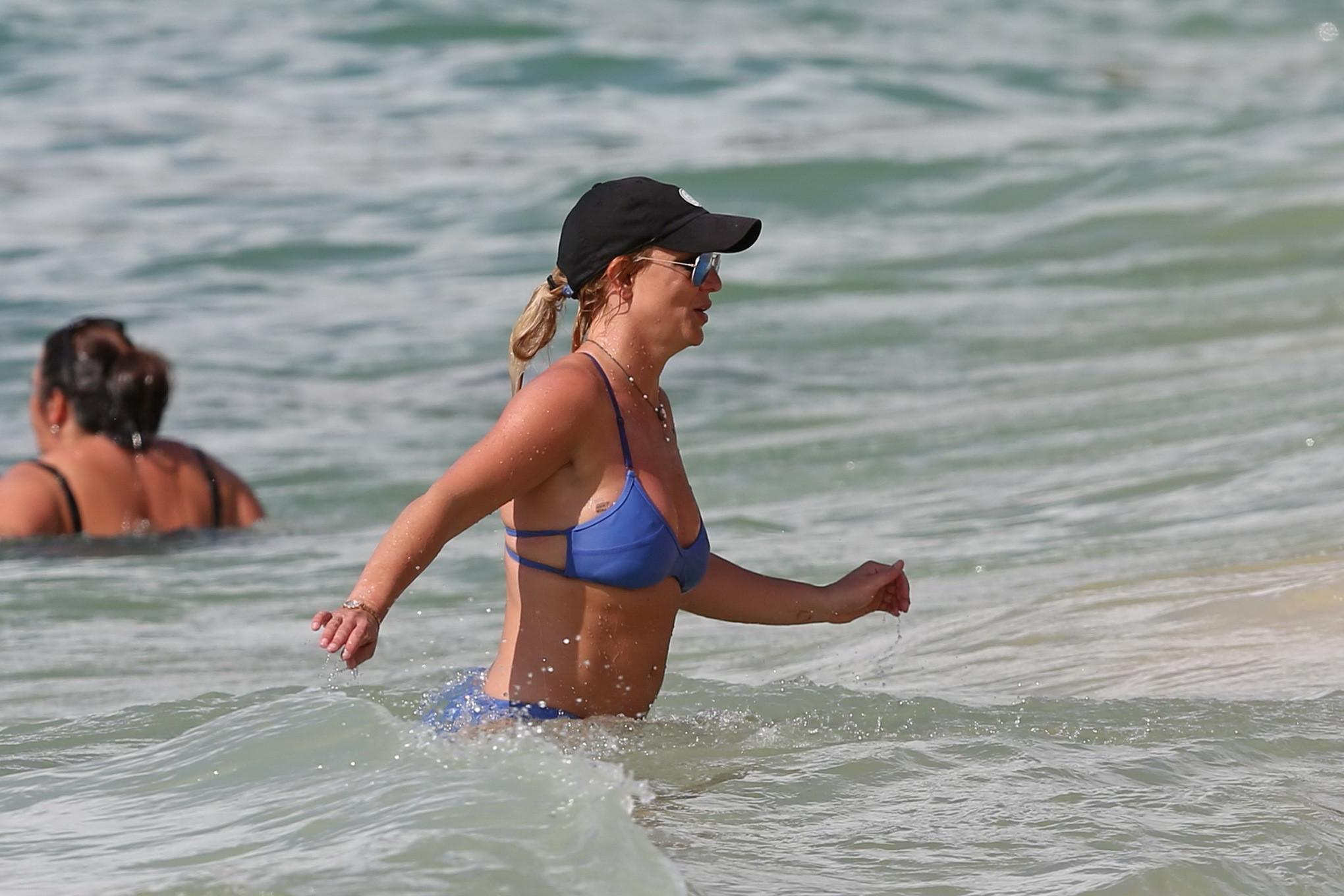 16P Britney Spears booty wearing skimpy blue bikini at the beach in Hawaii
