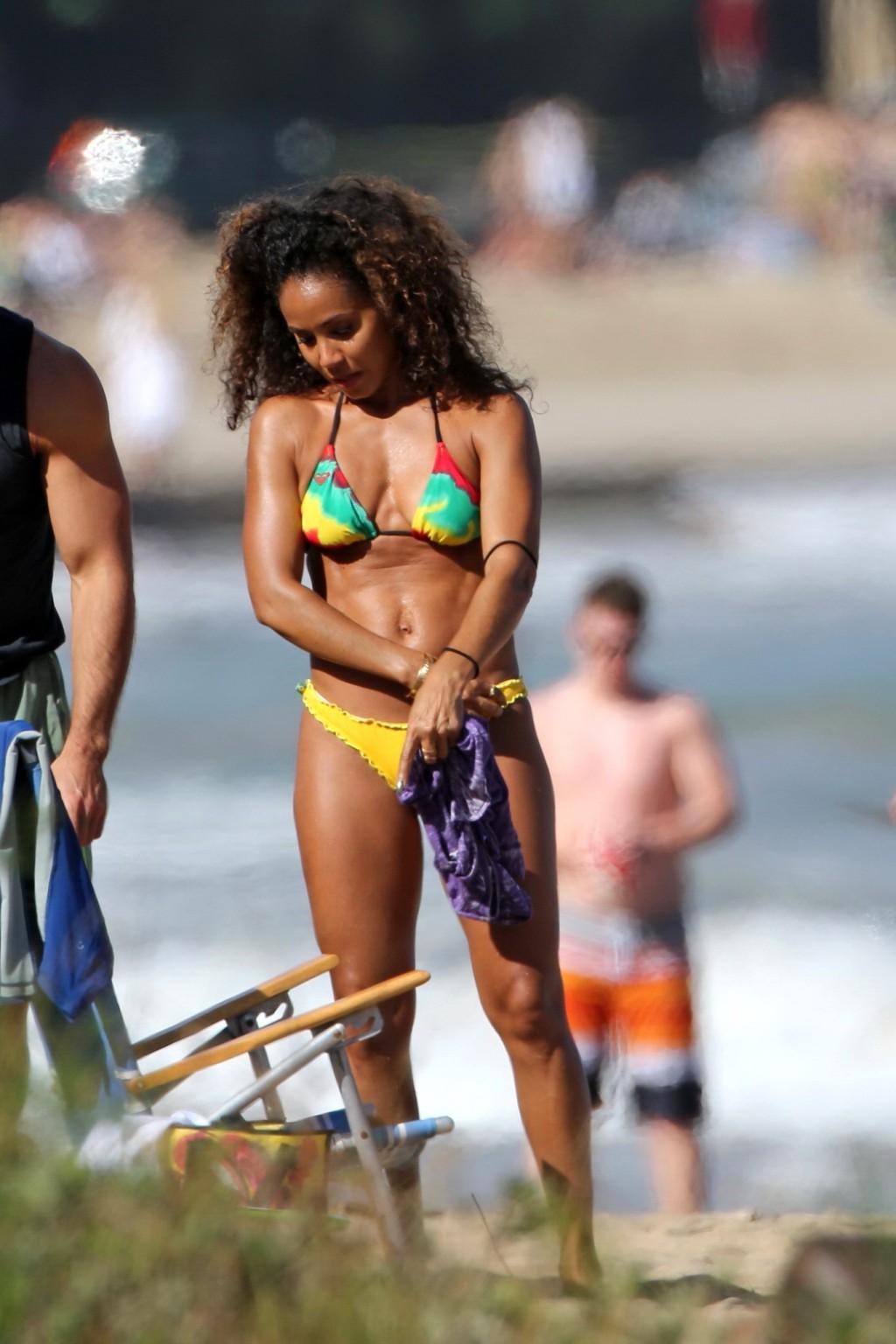 16P Jada Pinkett Smith shows off her booty wearing bikini on a Hawaiian beach