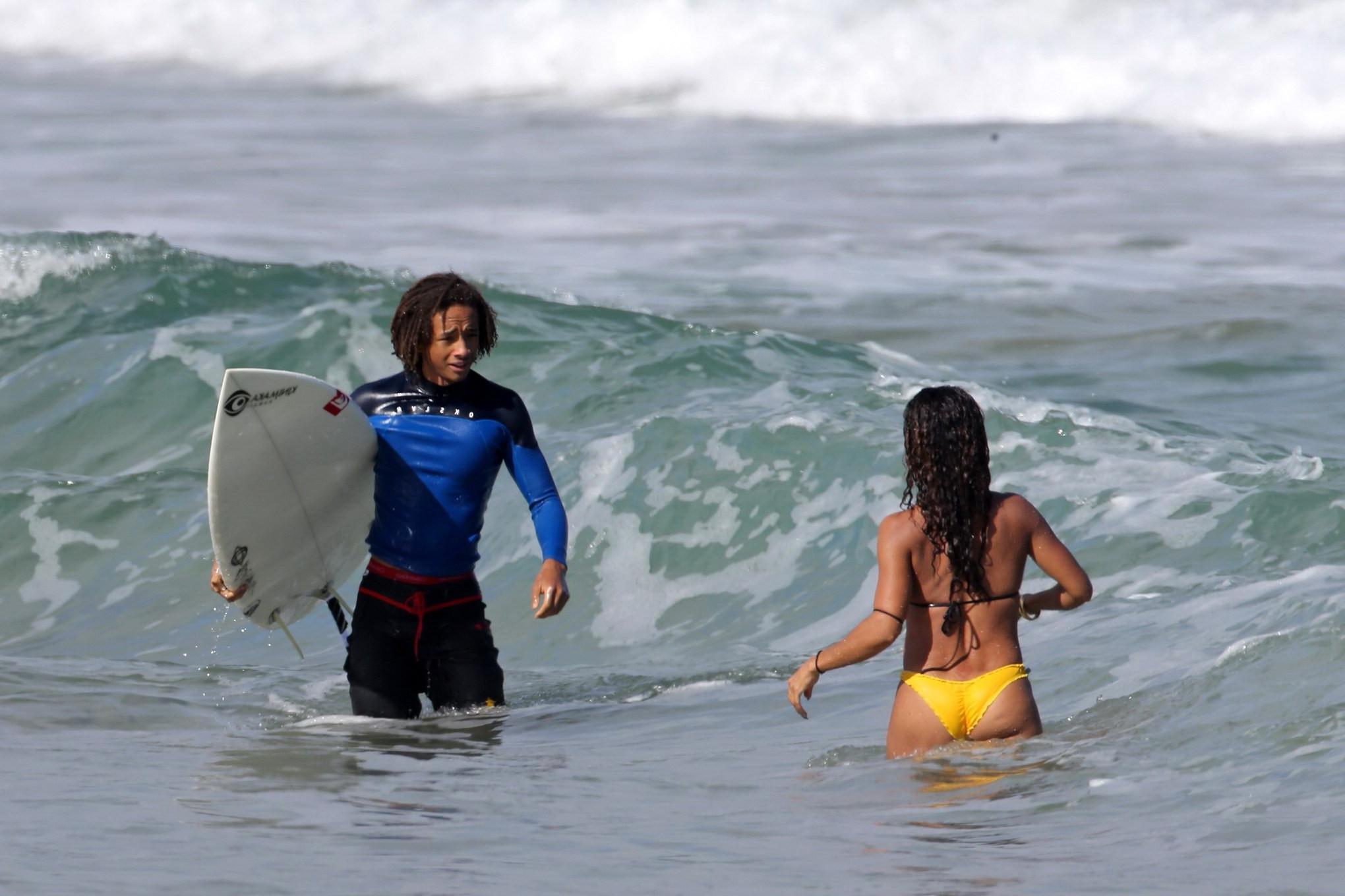 16P Jada Pinkett Smith shows off her booty wearing bikini on a Hawaiian beach