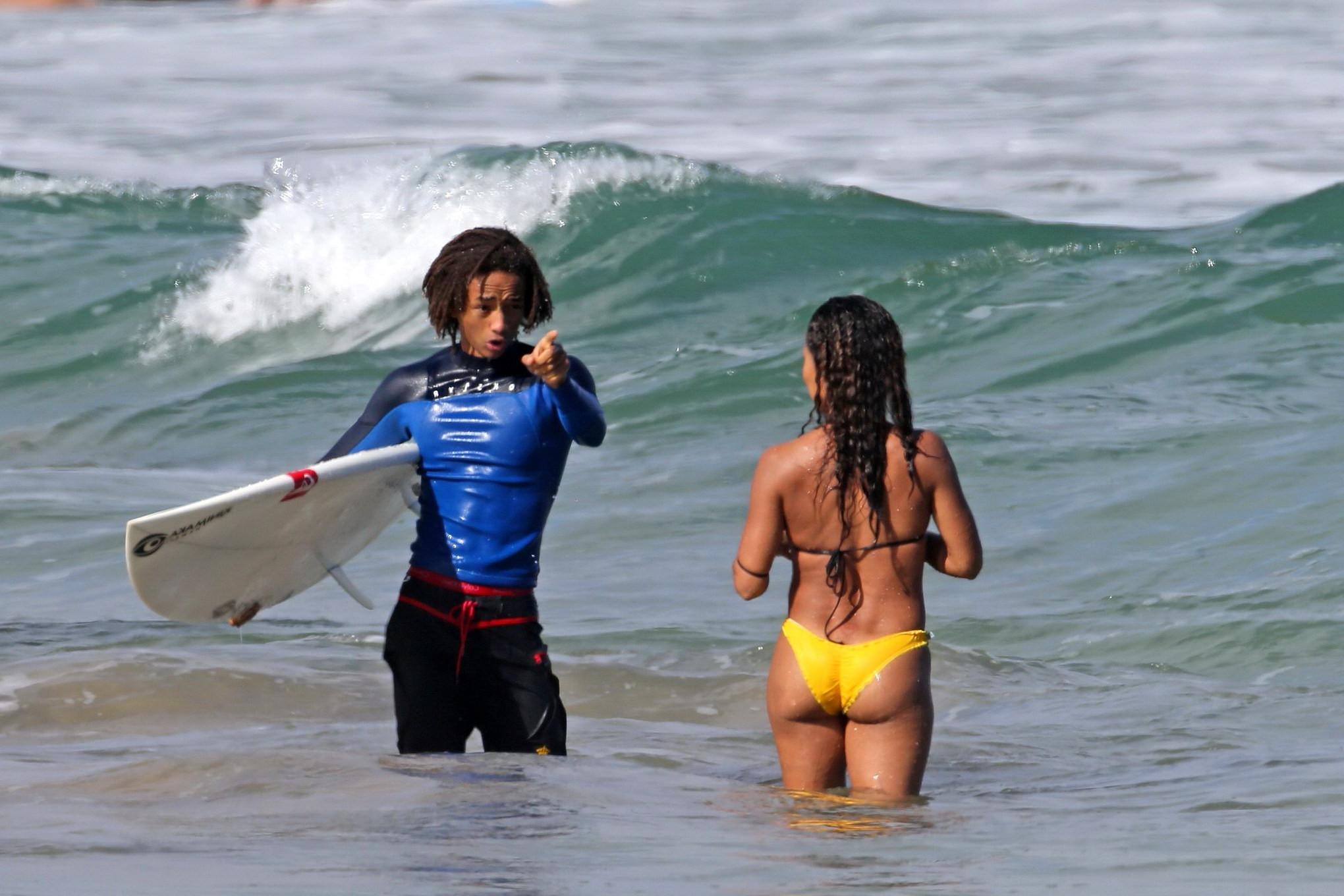16P Jada Pinkett Smith shows off her booty wearing bikini on a Hawaiian beach