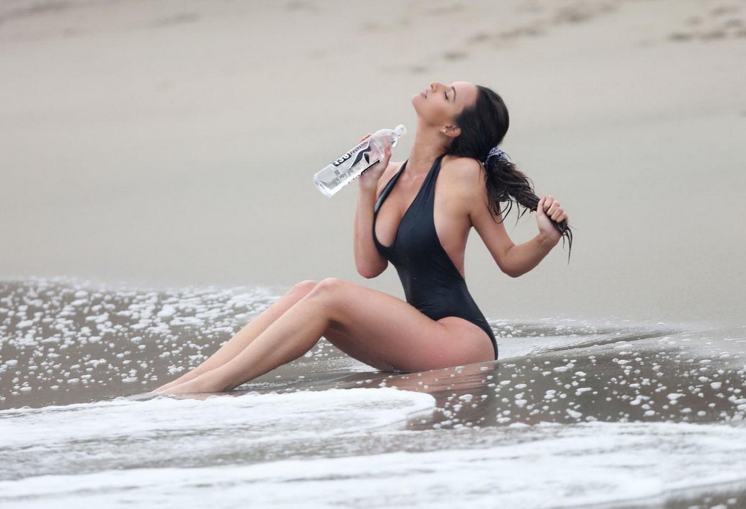 16P Kayla Swift shows sideboob and pokies in black swimsuit while freezing on the be