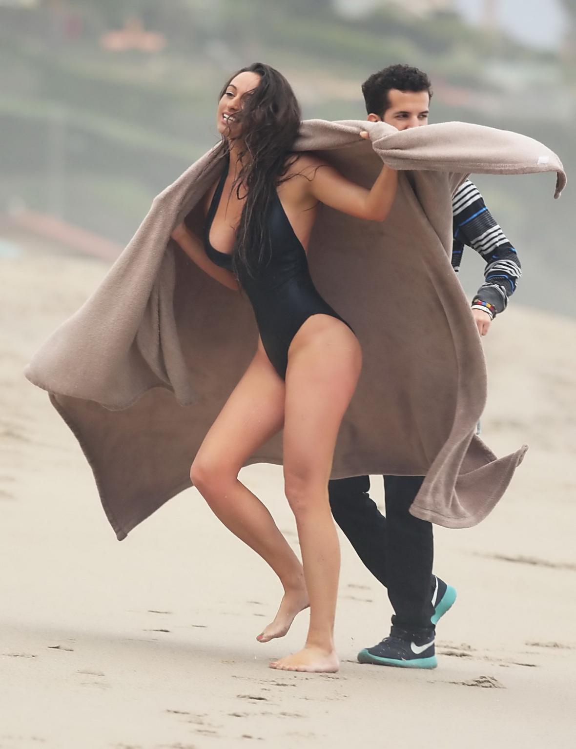 16P Kayla Swift shows sideboob and pokies in black swimsuit while freezing on the be