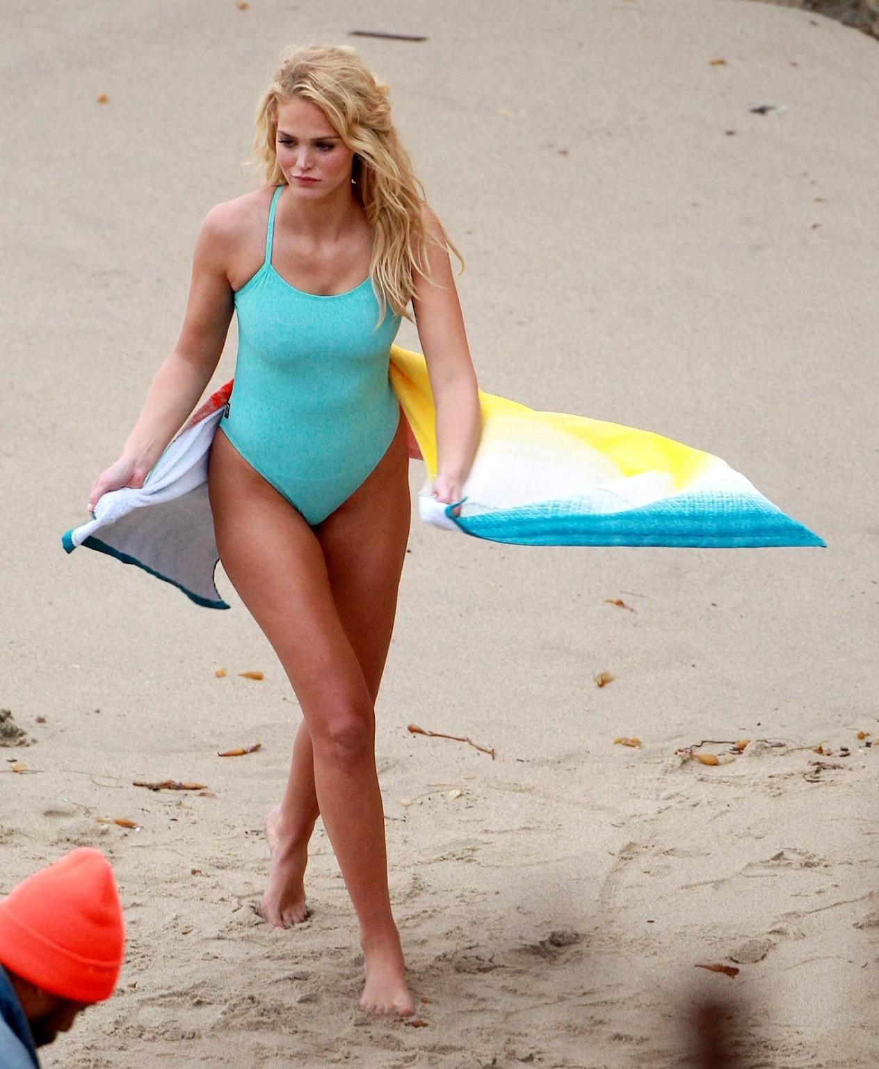 16P Erin Heatherton shows off her curvy body wearing a skyblue swimsuit at the photo
