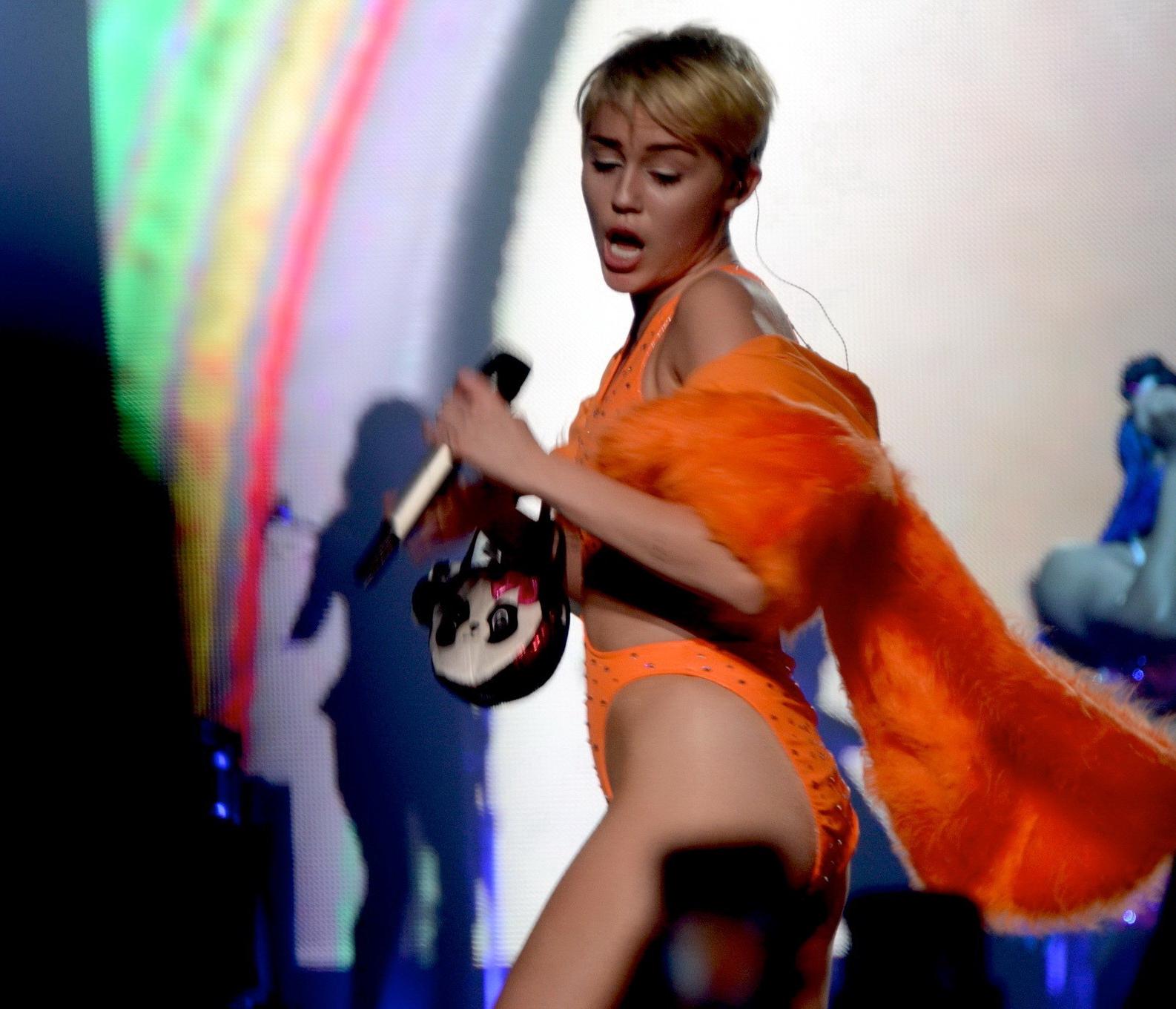 16P Miley Cyrus in an orange swimsuit performing at Bangerz Tour in San Juan Puerto 