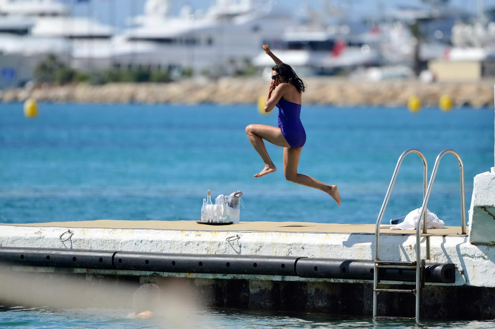 16P Rosario Dawson shows off her chubby body wearing a purple swimsuit  on the pier 