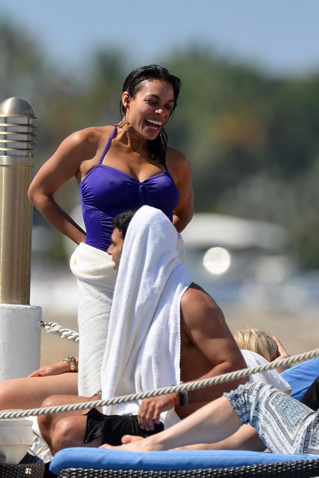 16P Rosario Dawson shows off her chubby body wearing a purple swimsuit  on the pier 