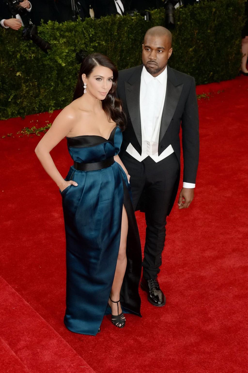 16P Kim Kardashian cleavy and leggy flashing her panties while leaving MET Costume I