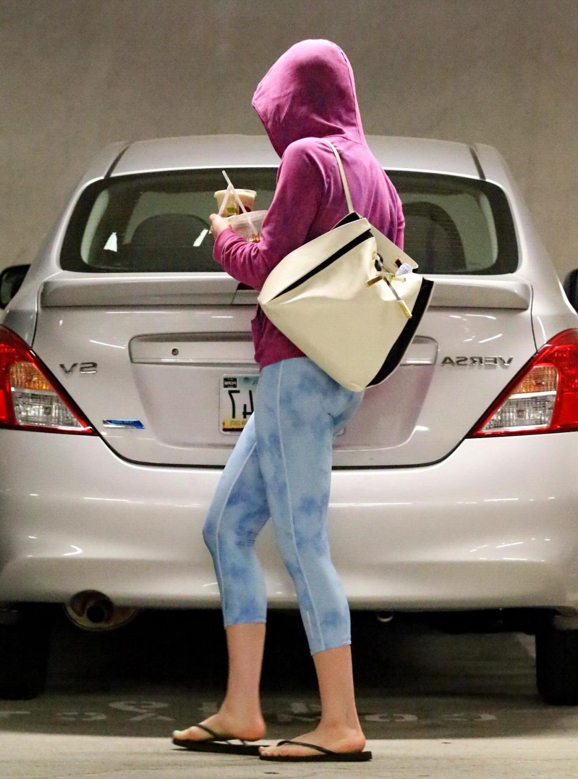 16P Anne Hathaway showing off her ass and cameltoe in sky blue tights