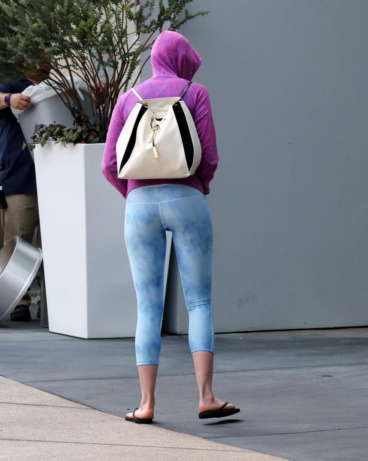 16P Anne Hathaway showing off her ass and cameltoe in sky blue tights