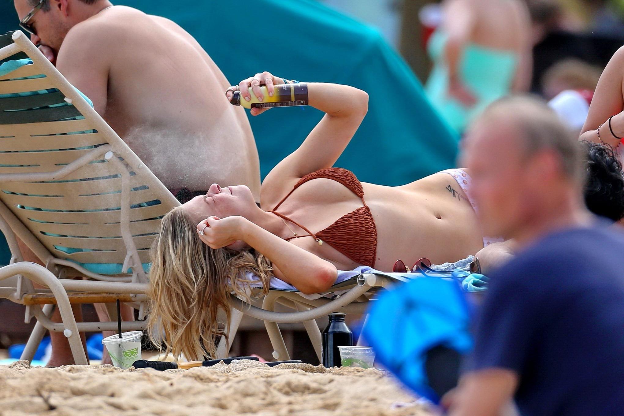 16P LeAnn Rimes in bikini tanning on a Hawaiian beach