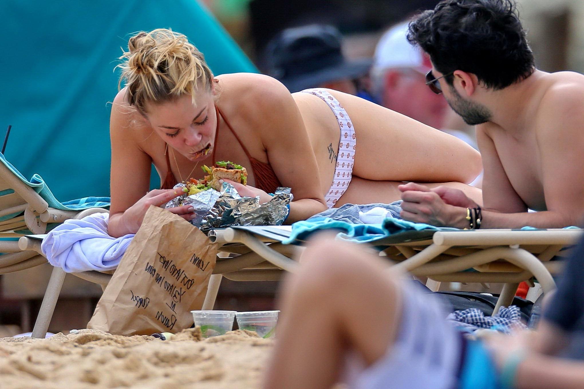 16P LeAnn Rimes in bikini tanning on a Hawaiian beach