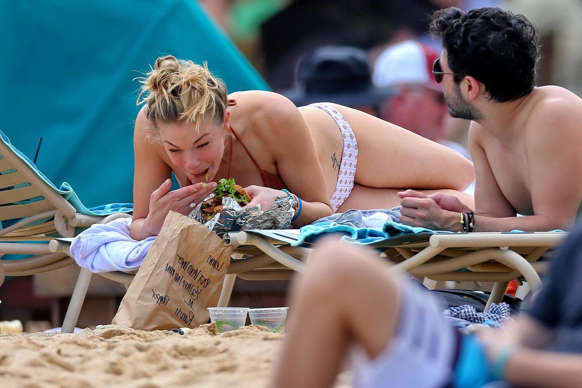 16P LeAnn Rimes in bikini tanning on a Hawaiian beach