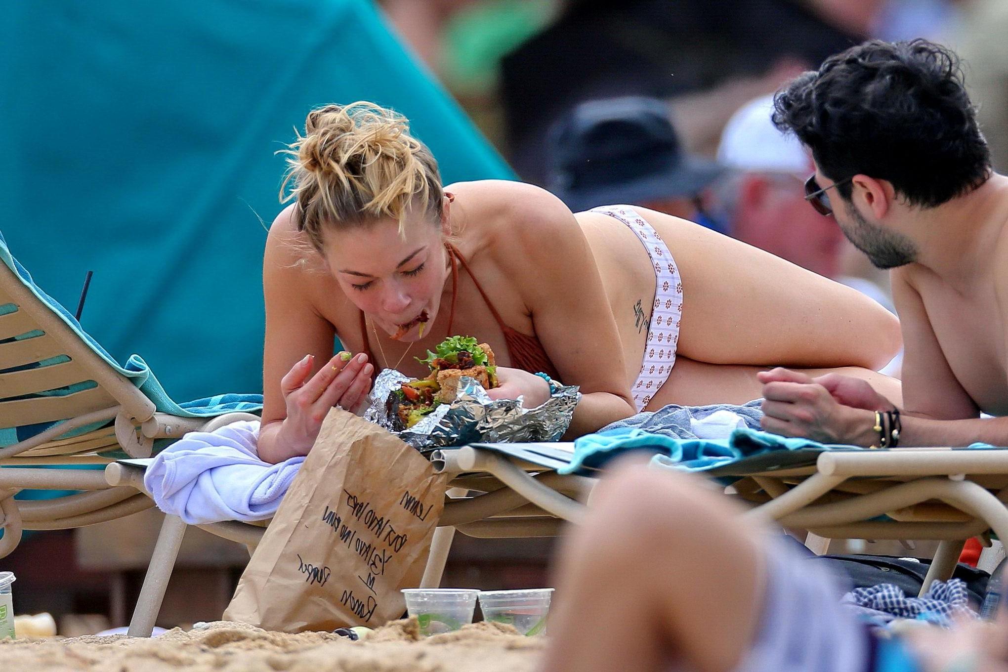 16P LeAnn Rimes in bikini tanning on a Hawaiian beach