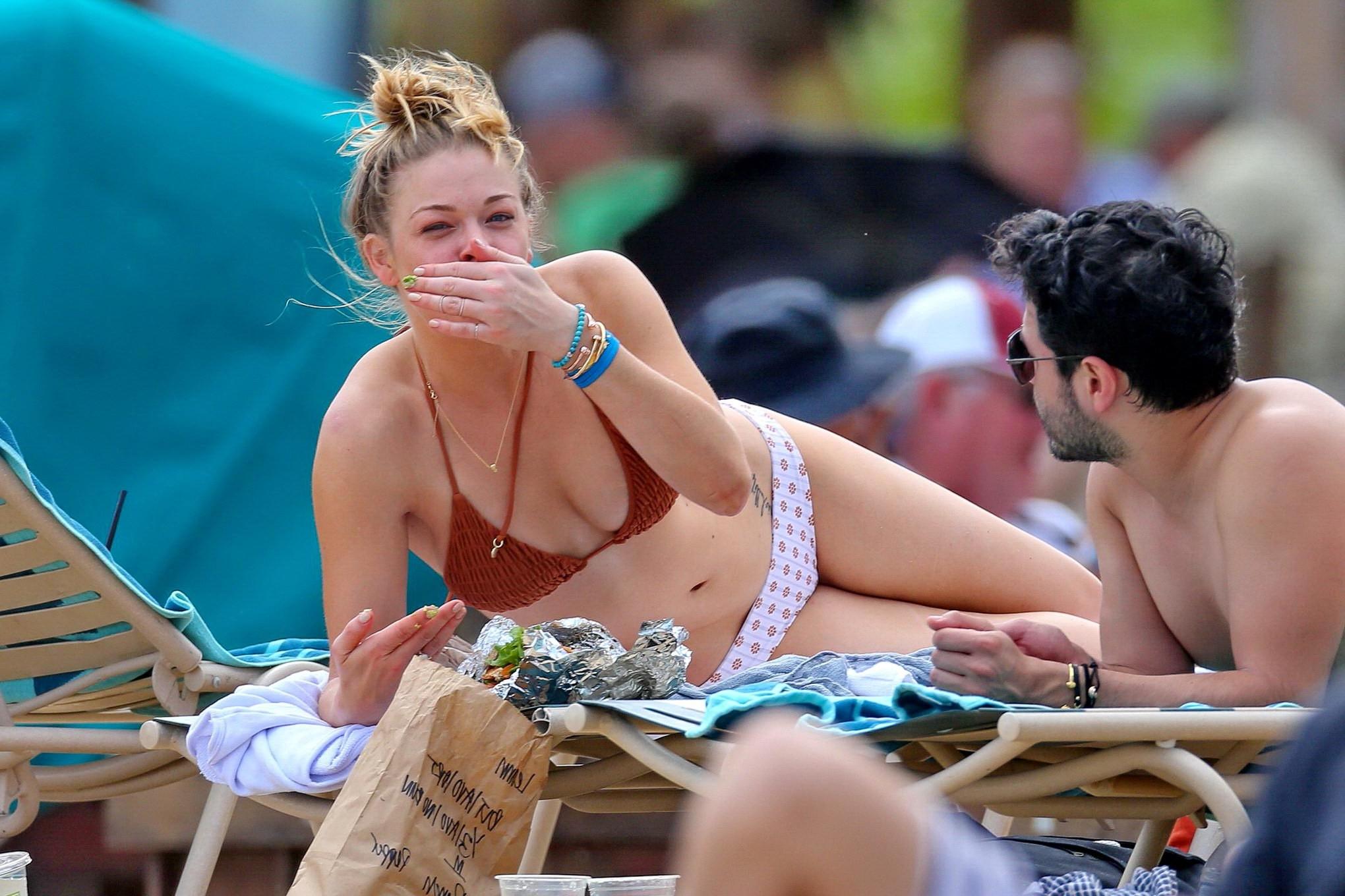 16P LeAnn Rimes in bikini tanning on a Hawaiian beach