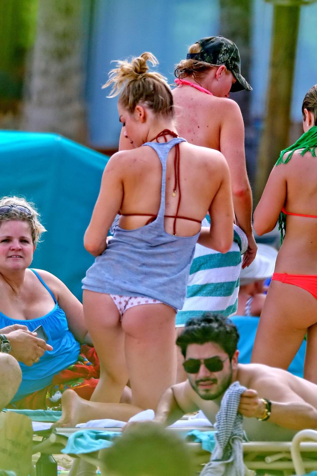 16P LeAnn Rimes in bikini tanning on a Hawaiian beach