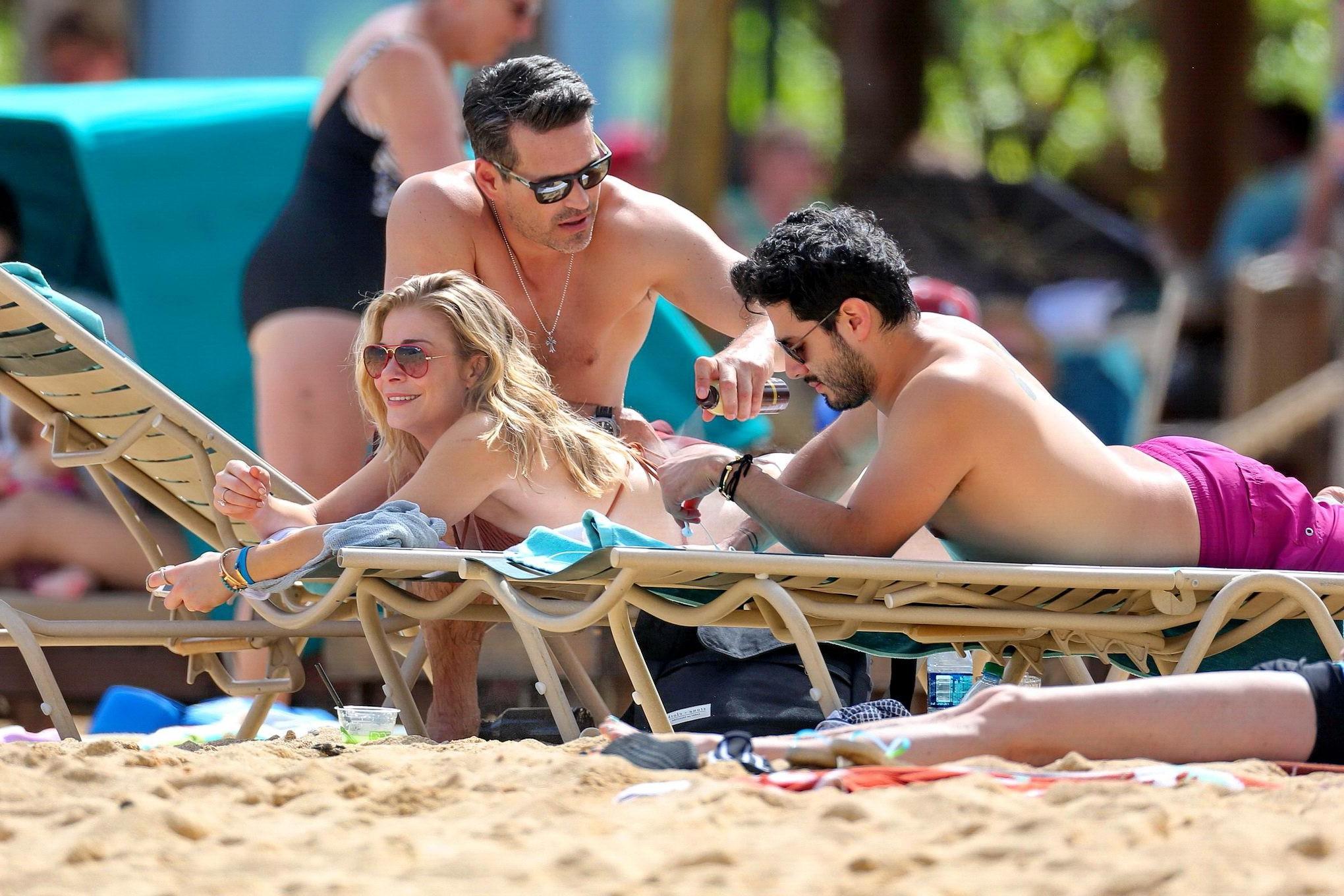 16P LeAnn Rimes in bikini tanning on a Hawaiian beach
