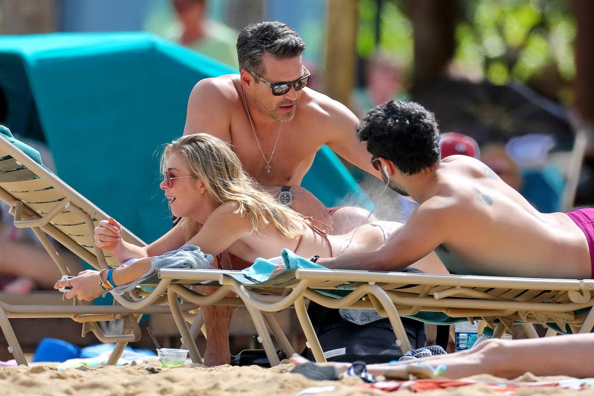 16P LeAnn Rimes in bikini tanning on a Hawaiian beach