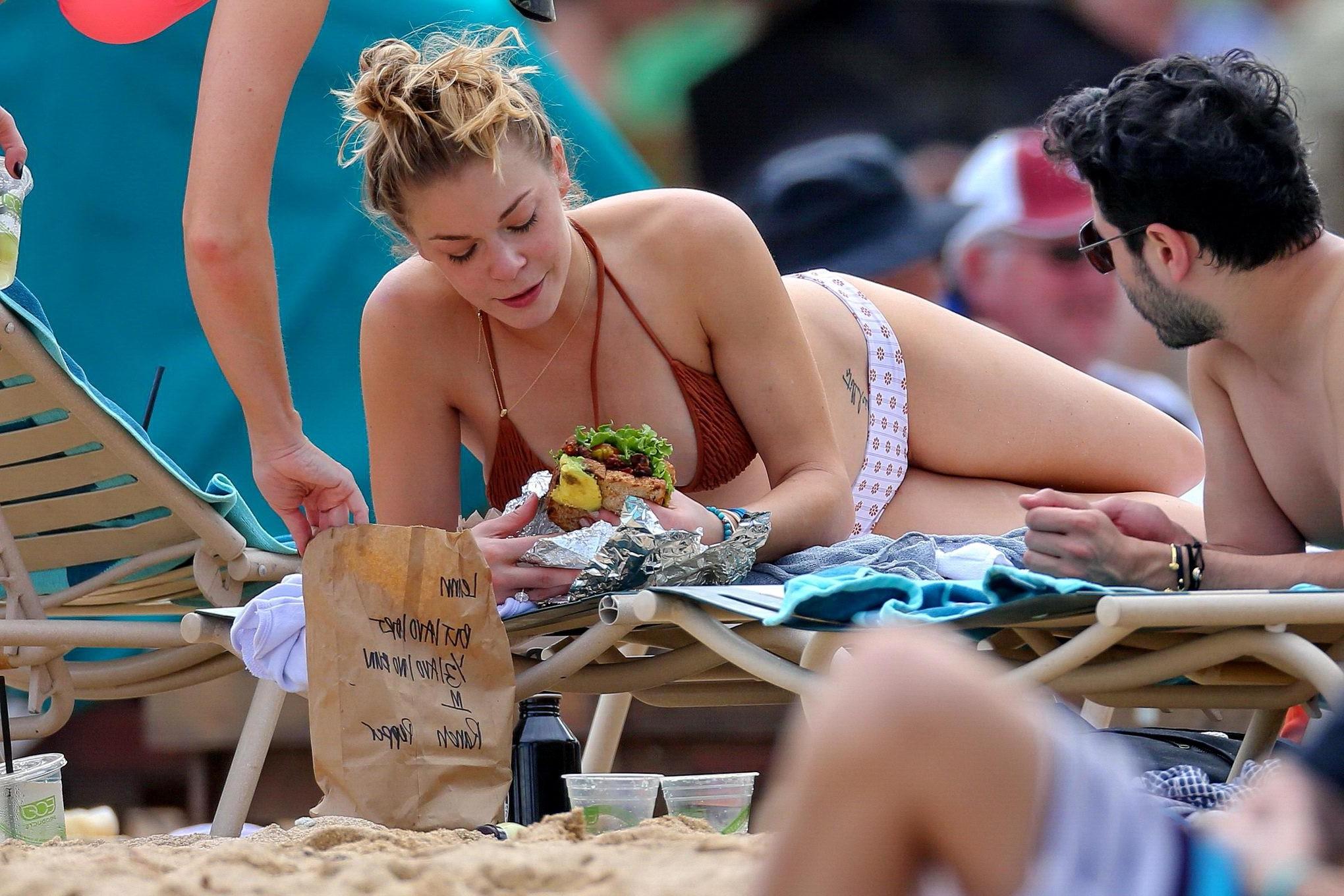 16P LeAnn Rimes in bikini tanning on a Hawaiian beach