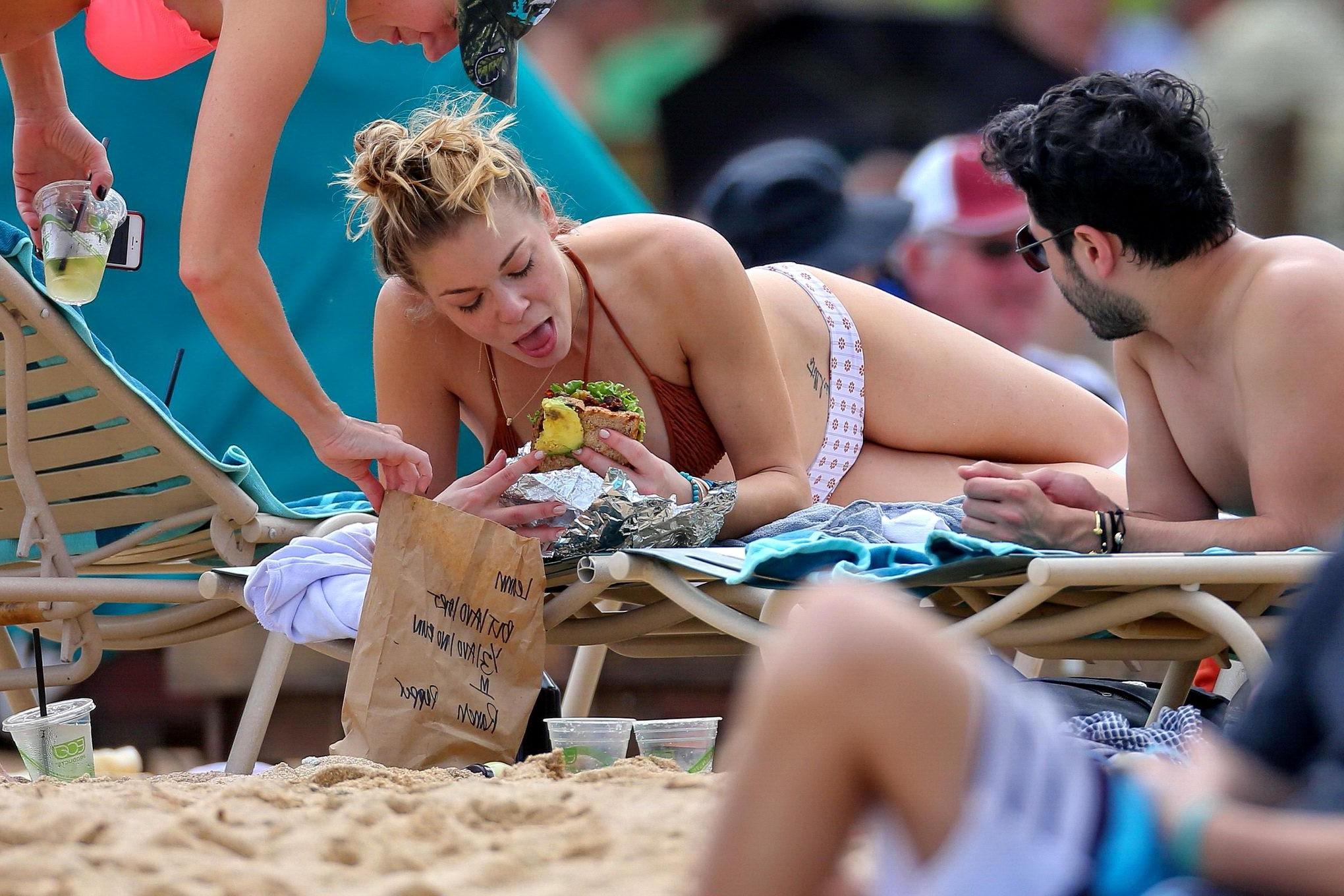 16P LeAnn Rimes in bikini tanning on a Hawaiian beach