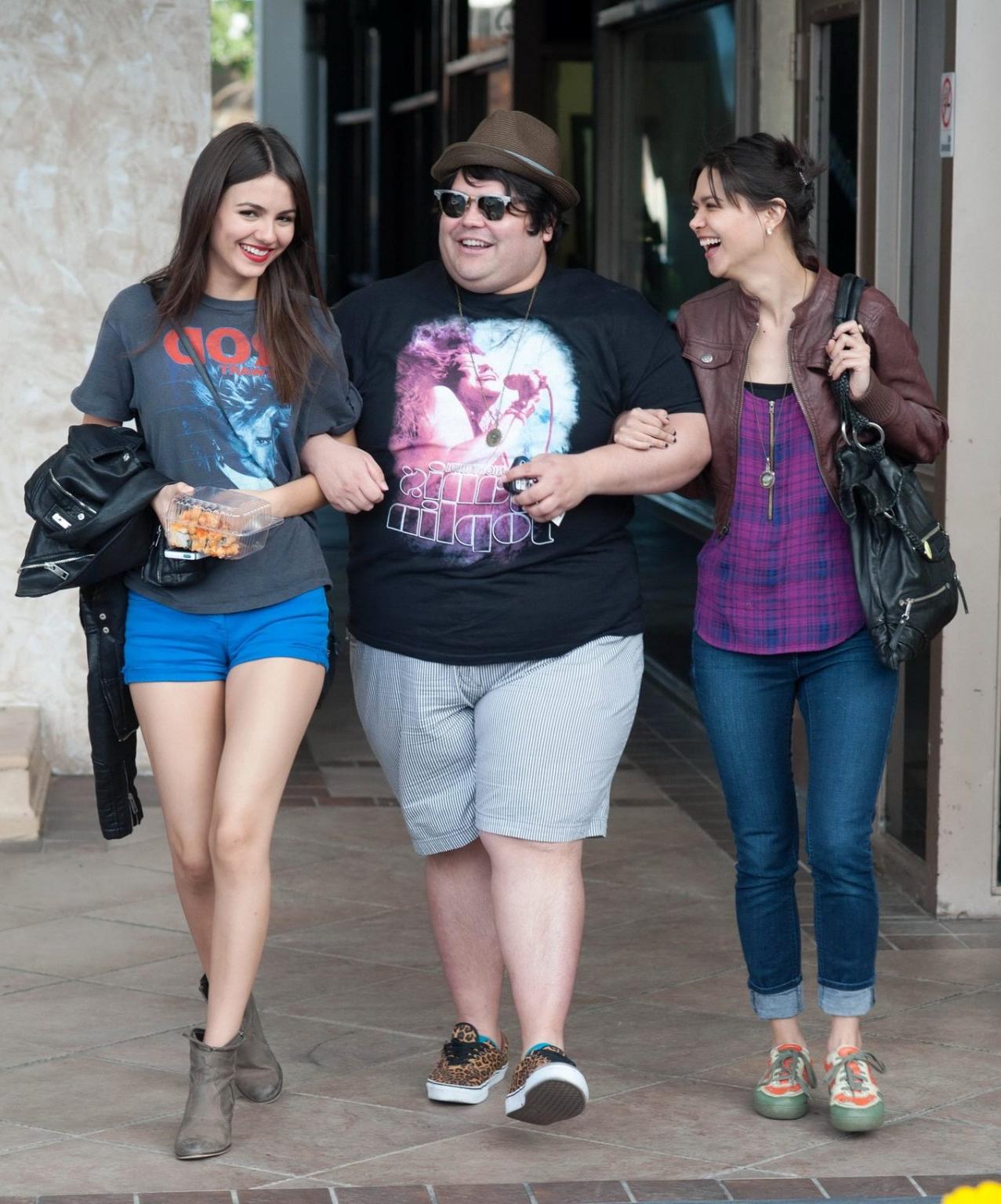 16P Victoria Justice shows off her legs and camel-toe wearing a blue shorts out for 