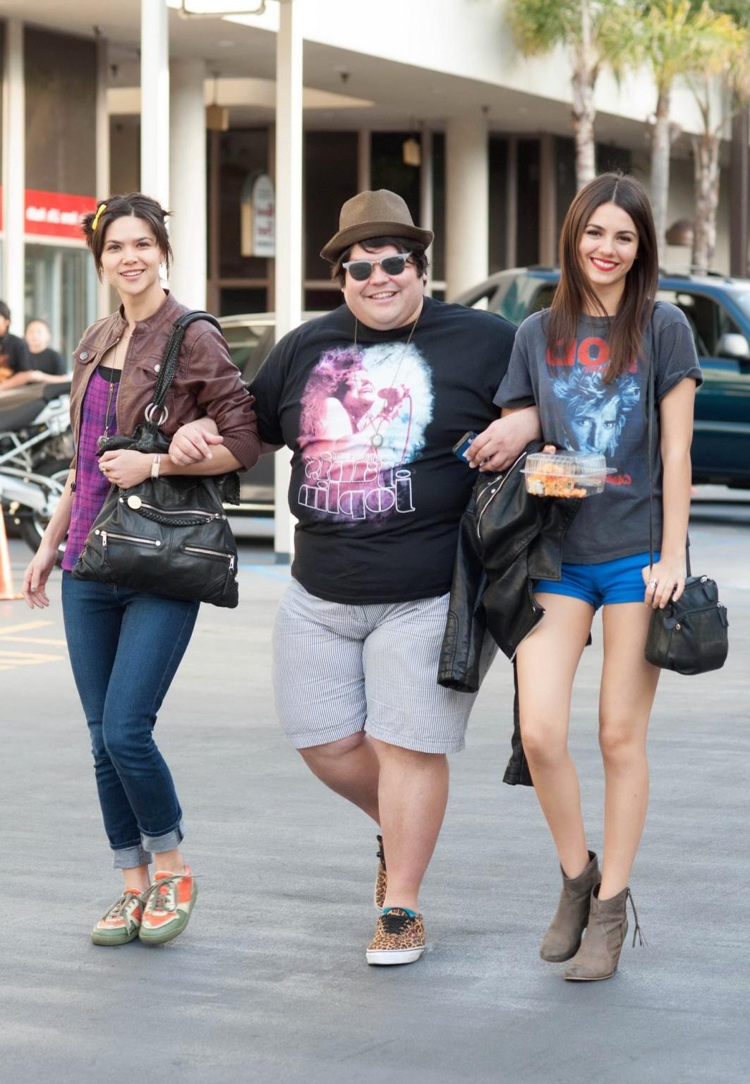 16P Victoria Justice shows off her legs and camel-toe wearing a blue shorts out for 
