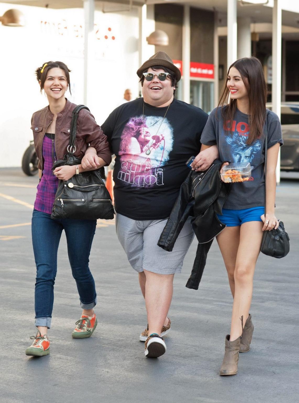 16P Victoria Justice shows off her legs and camel-toe wearing a blue shorts out for 