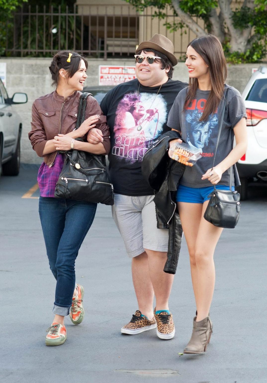 16P Victoria Justice shows off her legs and camel-toe wearing a blue shorts out for 