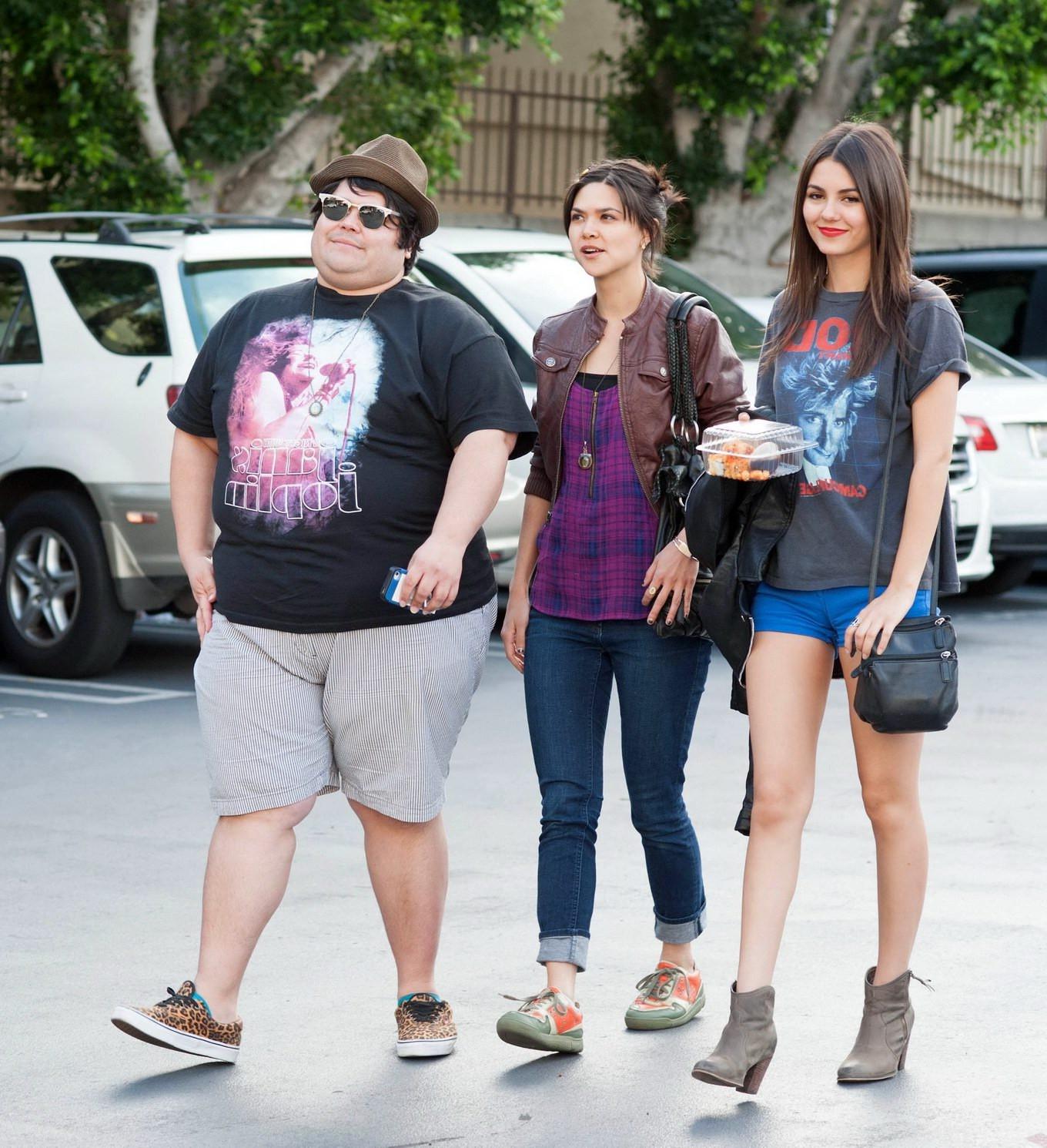 16P Victoria Justice shows off her legs and camel-toe wearing a blue shorts out for 