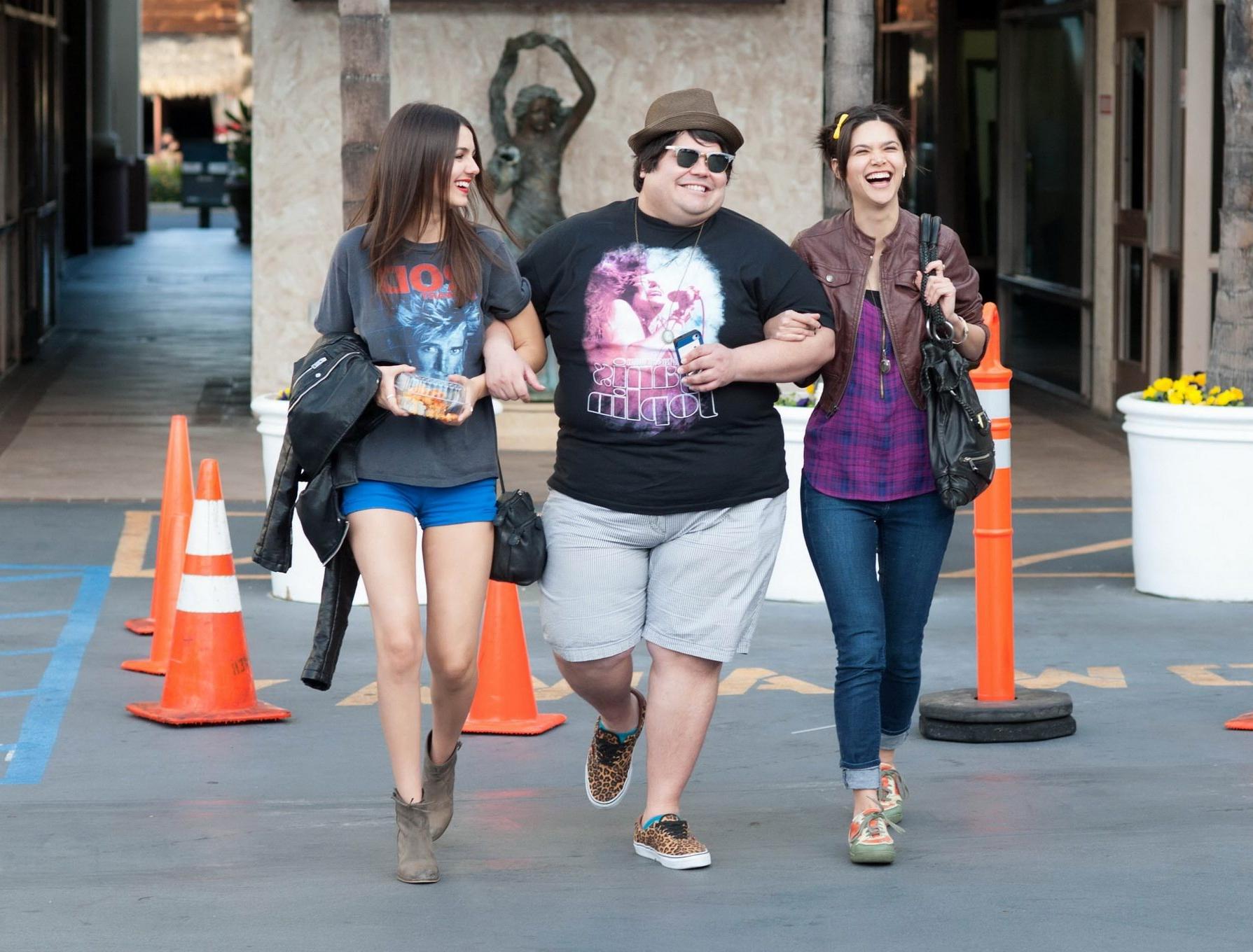 16P Victoria Justice shows off her legs and camel-toe wearing a blue shorts out for 