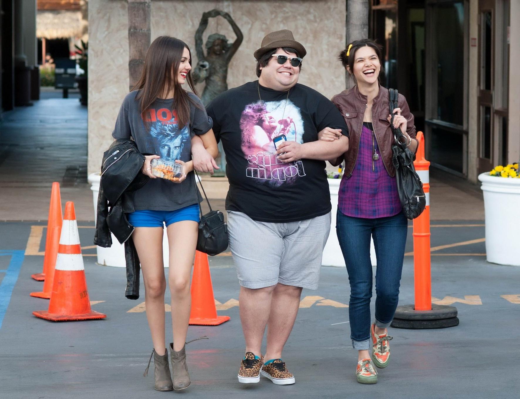 16P Victoria Justice shows off her legs and camel-toe wearing a blue shorts out for 