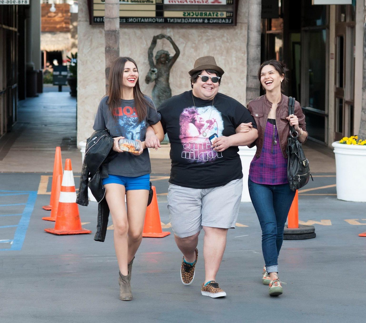 16P Victoria Justice shows off her legs and camel-toe wearing a blue shorts out for 
