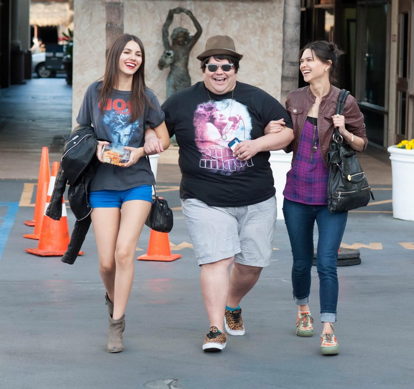 16P Victoria Justice shows off her legs and camel-toe wearing a blue shorts out for 