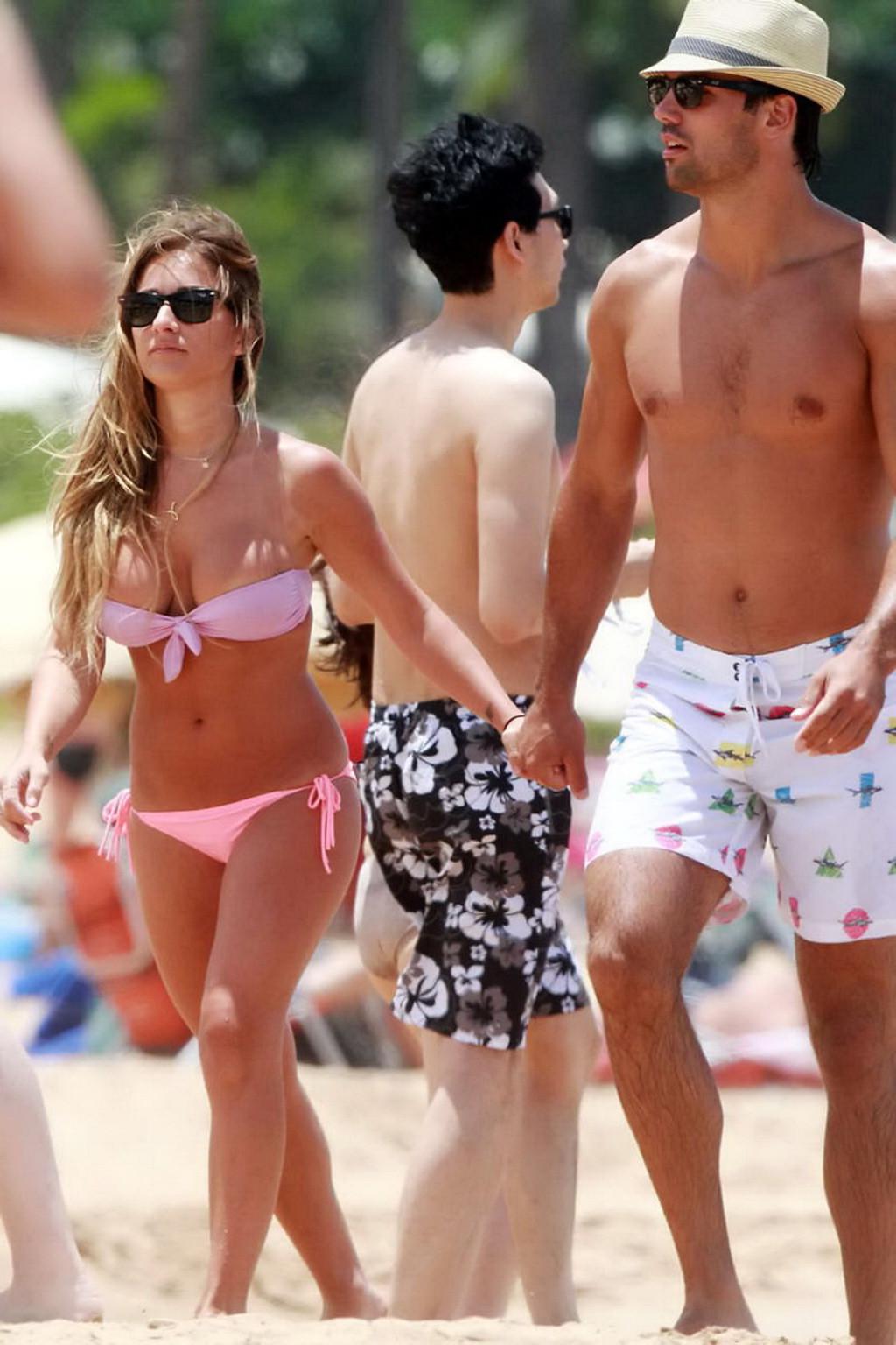 16P Jessie James busty wearing a tube bikini on a Hawaiian beach