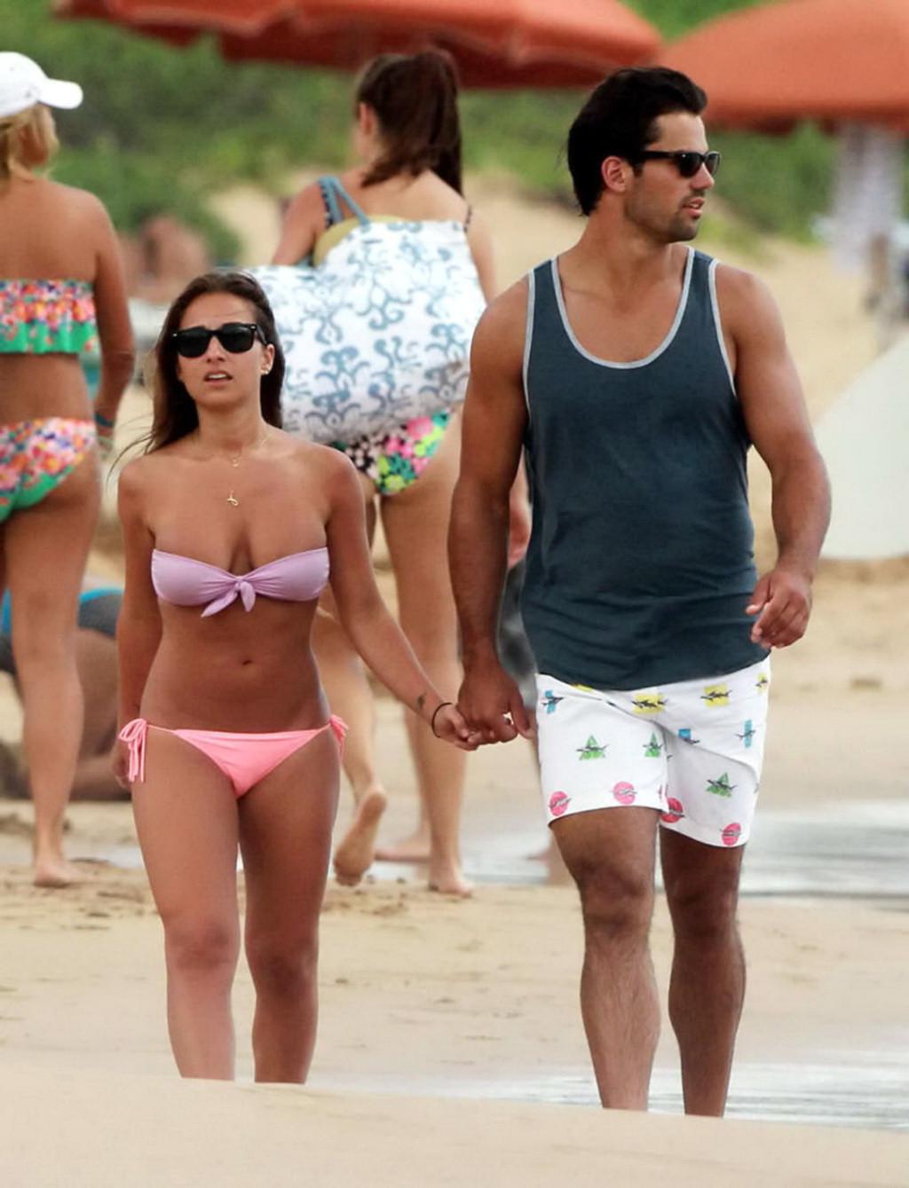 16P Jessie James busty wearing a tube bikini on a Hawaiian beach