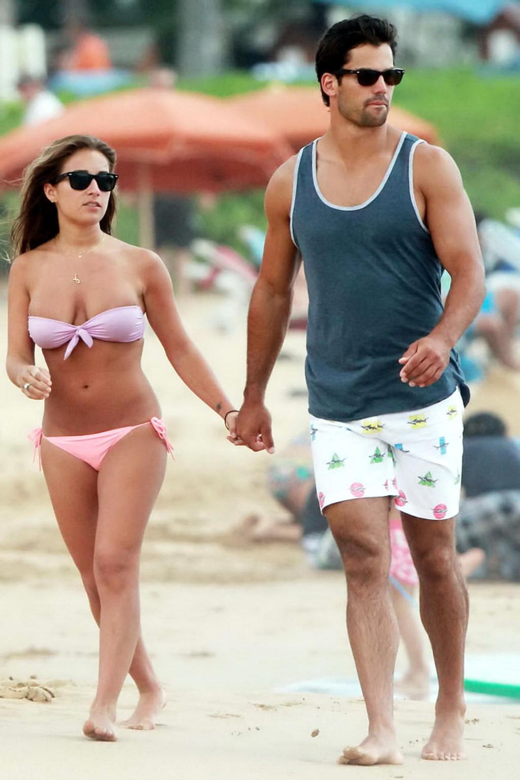 16P Jessie James busty wearing a tube bikini on a Hawaiian beach