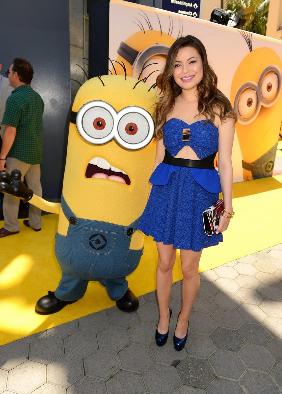16P Miranda Cosgrove wearing revealing blue mini dress at the Despicable Me 2 premie
