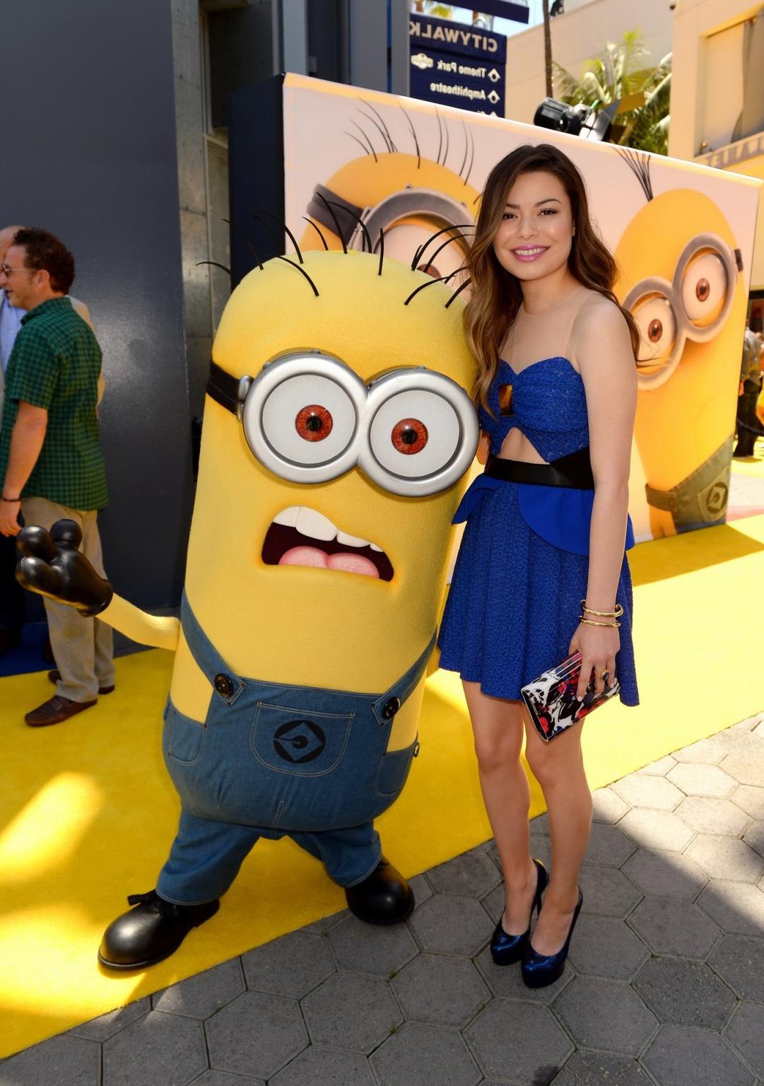 16P Miranda Cosgrove wearing revealing blue mini dress at the Despicable Me 2 premie