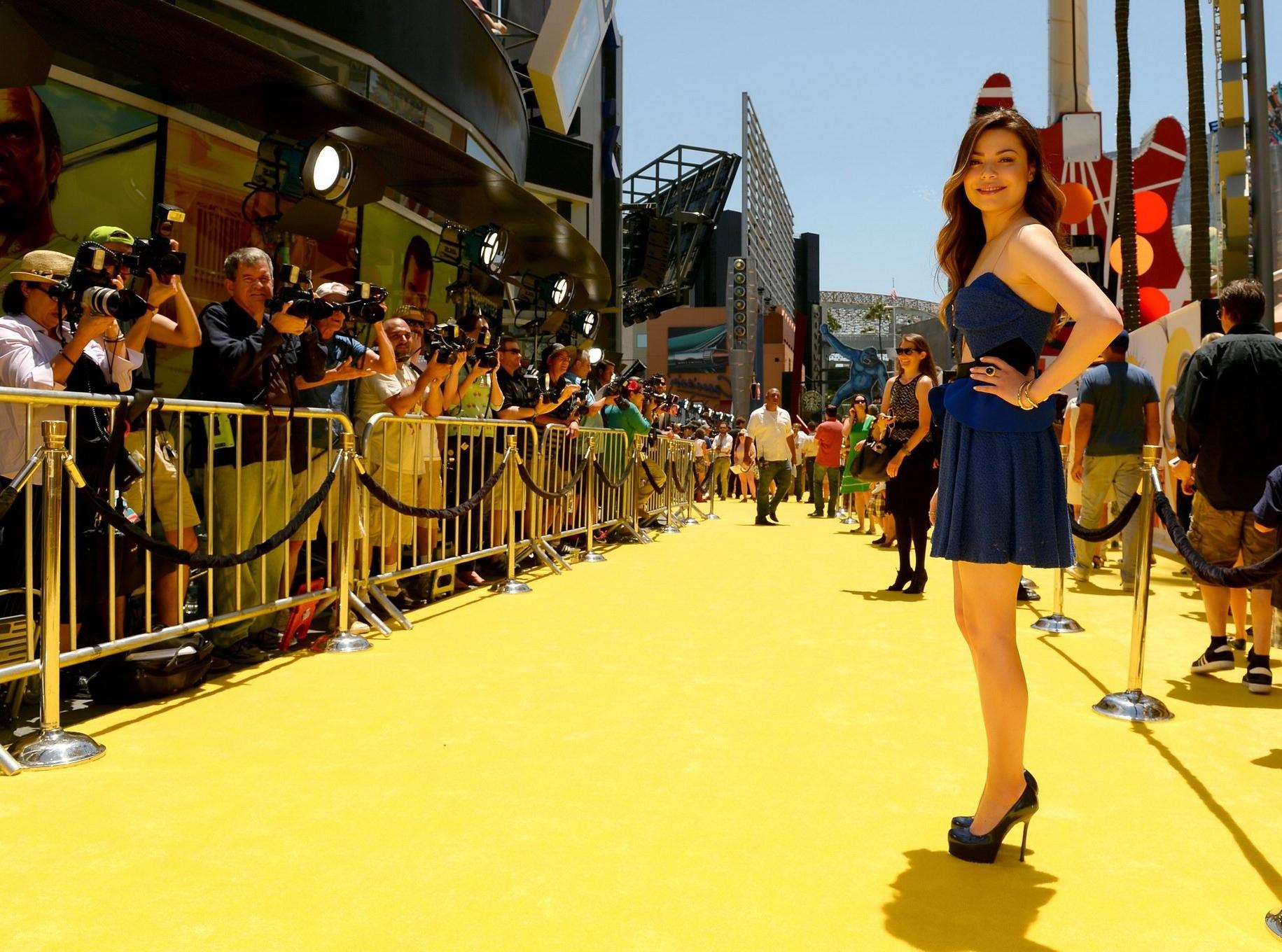 16P Miranda Cosgrove wearing revealing blue mini dress at the Despicable Me 2 premie
