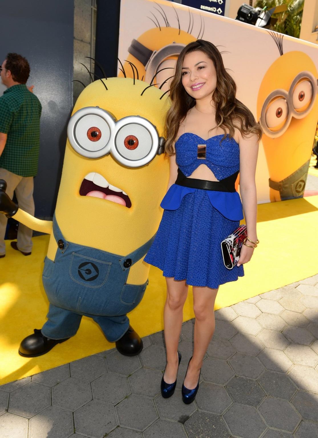 16P Miranda Cosgrove wearing revealing blue mini dress at the Despicable Me 2 premie