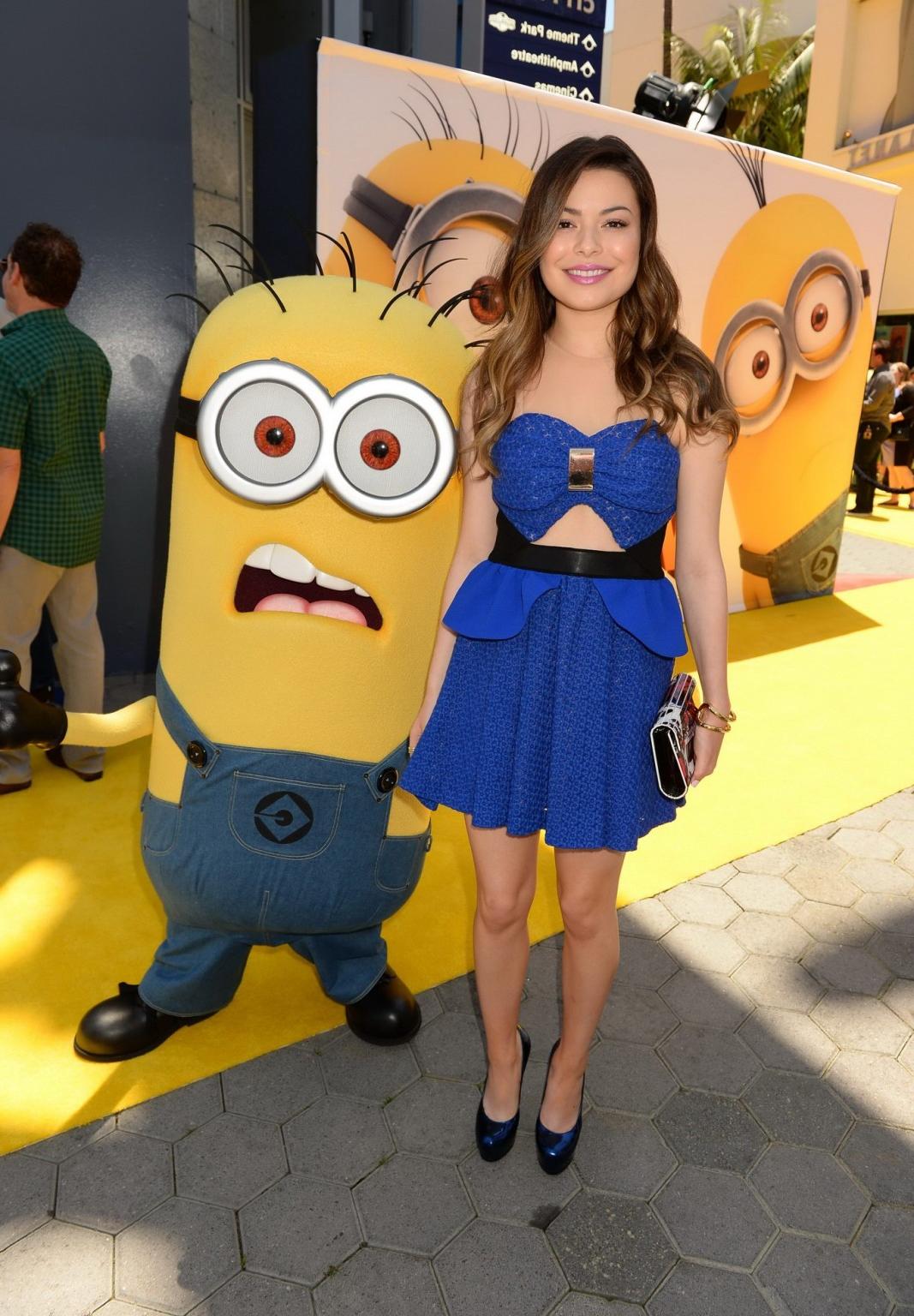 16P Miranda Cosgrove wearing revealing blue mini dress at the Despicable Me 2 premie