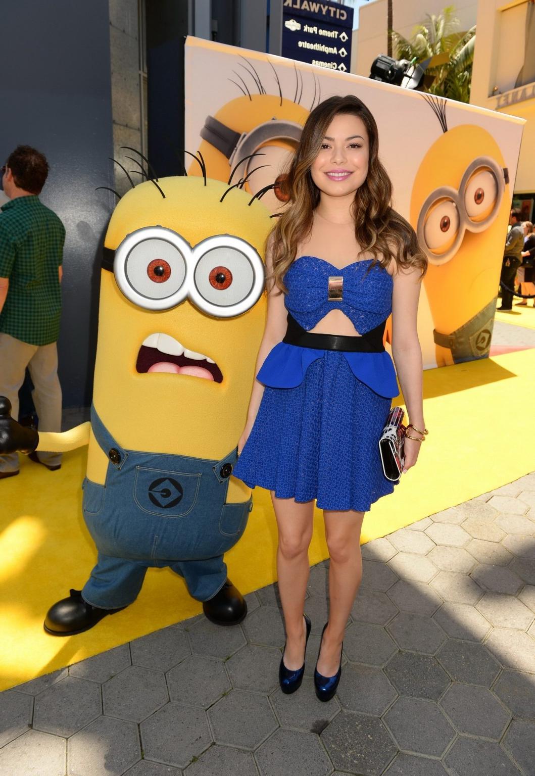 16P Miranda Cosgrove wearing revealing blue mini dress at the Despicable Me 2 premie