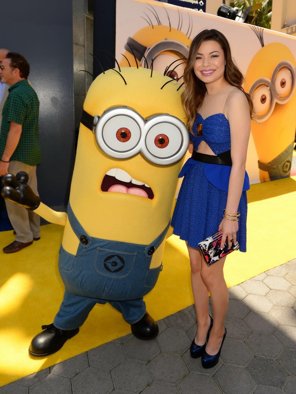 16P Miranda Cosgrove wearing revealing blue mini dress at the Despicable Me 2 premie