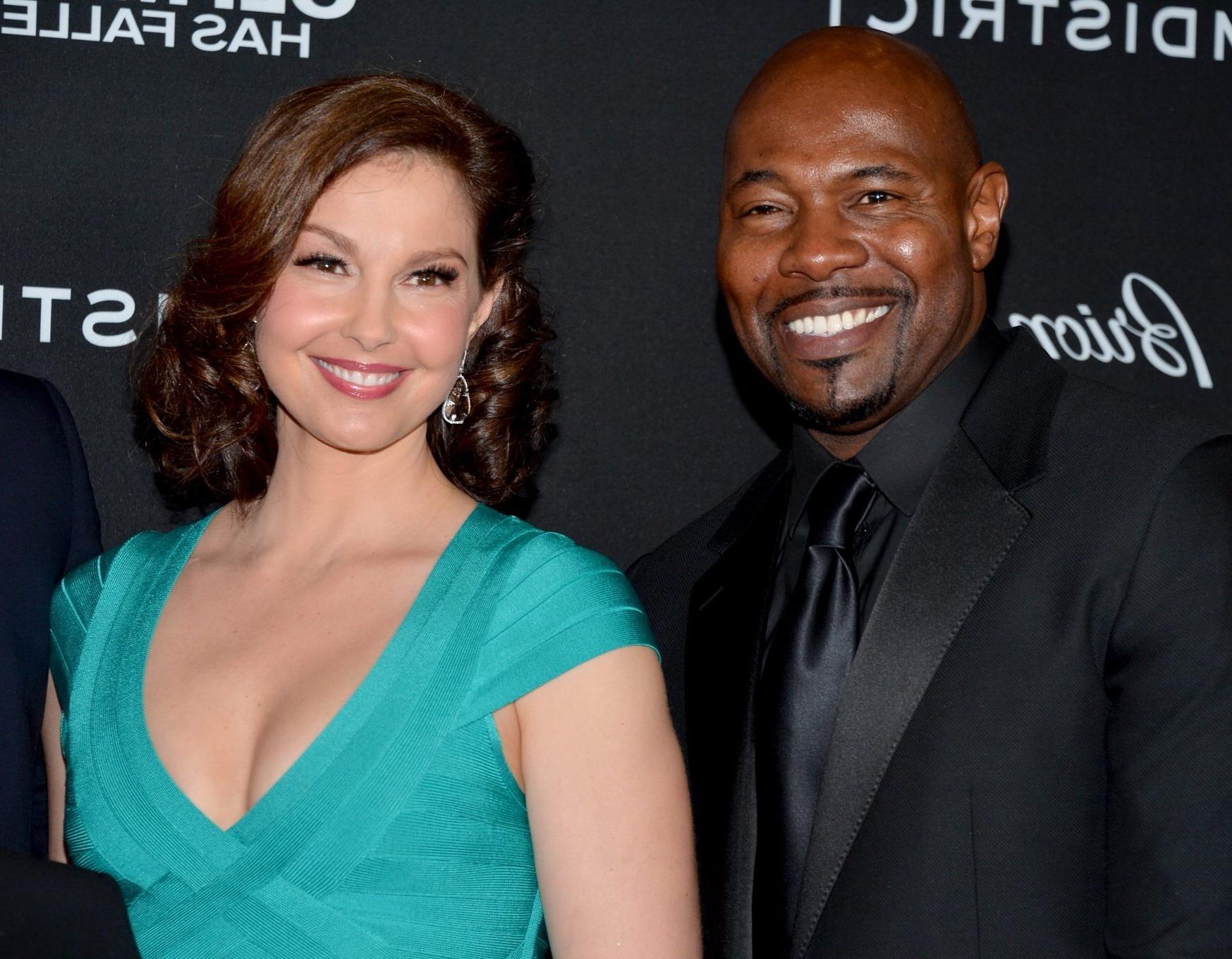 16P Ashley Judd showing huge cleavage in a short blue dress at the Olympus Has Falle
