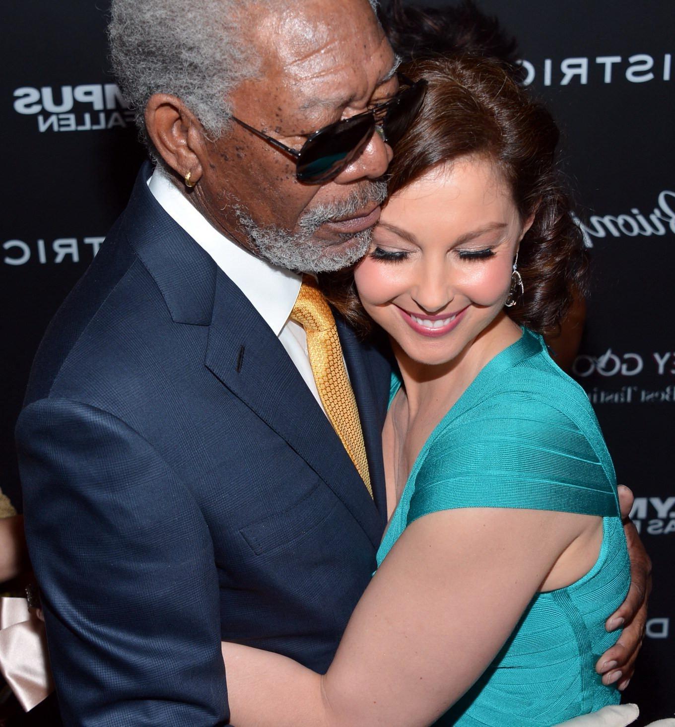 16P Ashley Judd showing huge cleavage in a short blue dress at the Olympus Has Falle