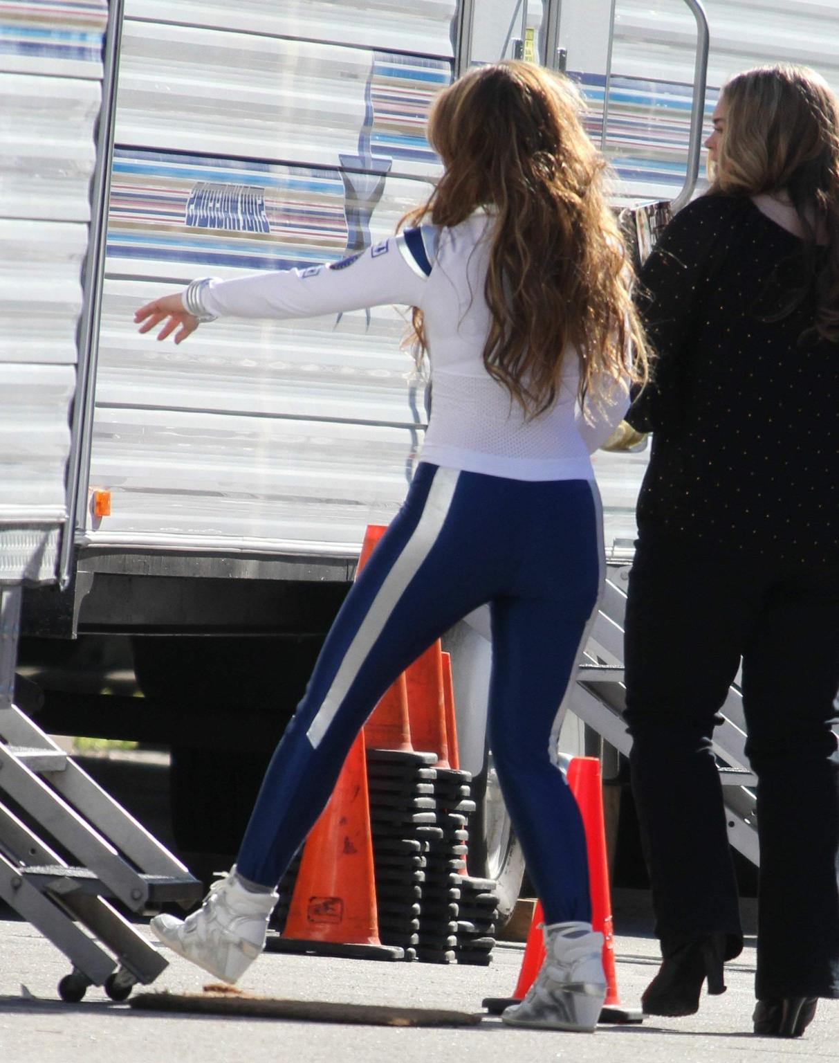 10P Jennifer Love Hewitt shows off her ass wearing a tight astronaut costume on 'The