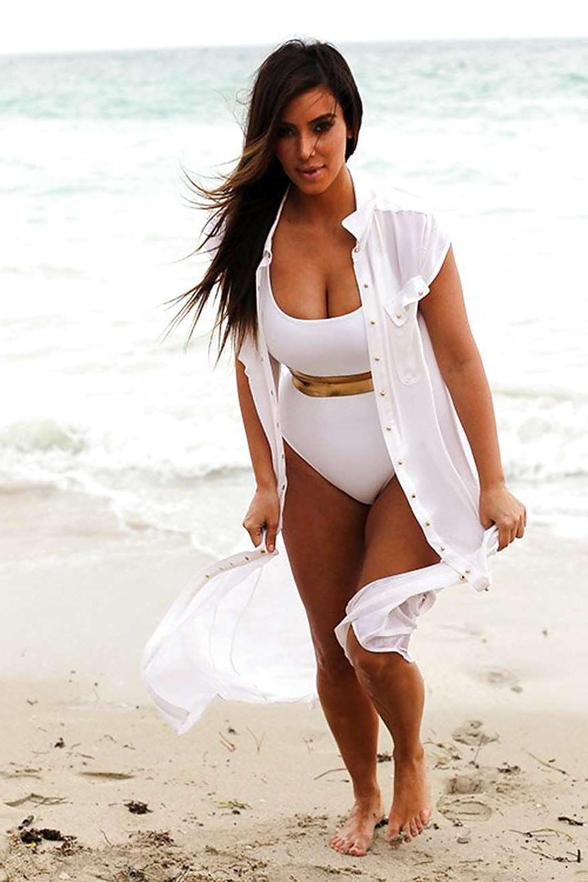 10P Kim Kardashian exposing huge boobs in swimsuit on beach