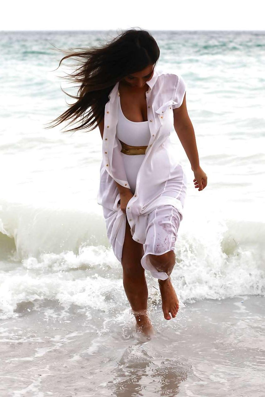 10P Kim Kardashian exposing huge boobs in swimsuit on beach