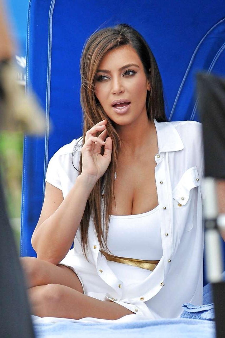 10P Kim Kardashian exposing huge boobs in swimsuit on beach