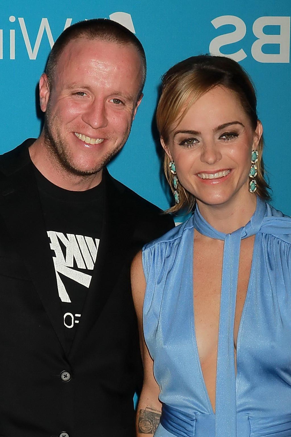 10P Taryn Manning braless showing her boobs in a blue low cut maxi dress at CBS 2012