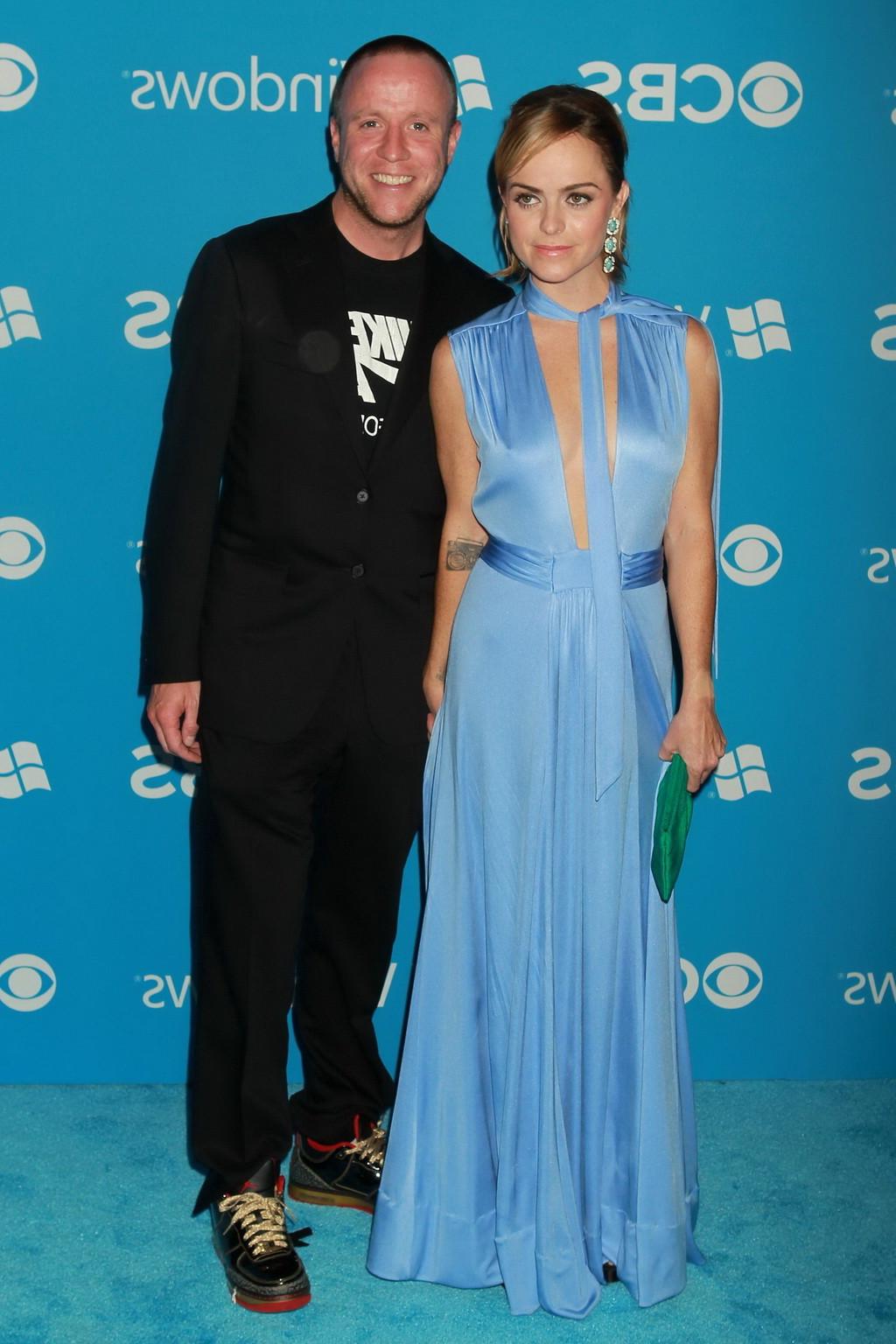 10P Taryn Manning braless showing her boobs in a blue low cut maxi dress at CBS 2012